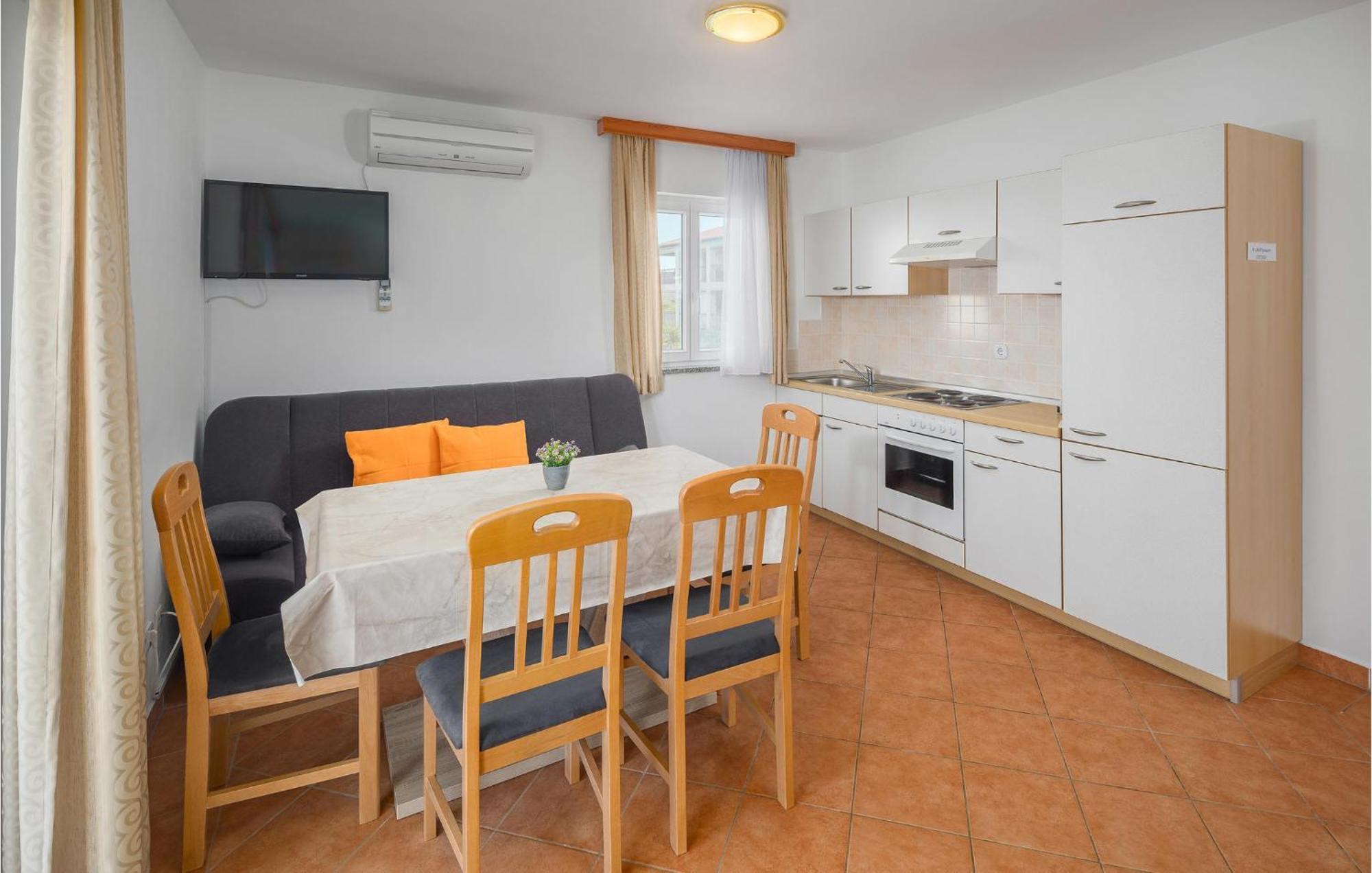 1 Bedroom Beautiful Apartment In Porec Ngoại thất bức ảnh